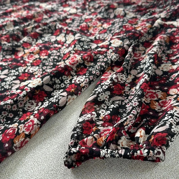 Rose & Olive floral blouse. Size small. - Picture 3 of 4